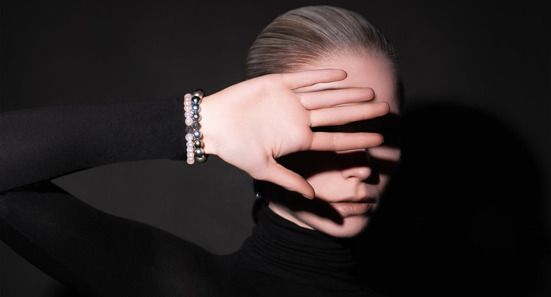 Banner_Mobile_Phantom_Love_Black_18K_Gold_Diamond_Pearl_Bracelet
