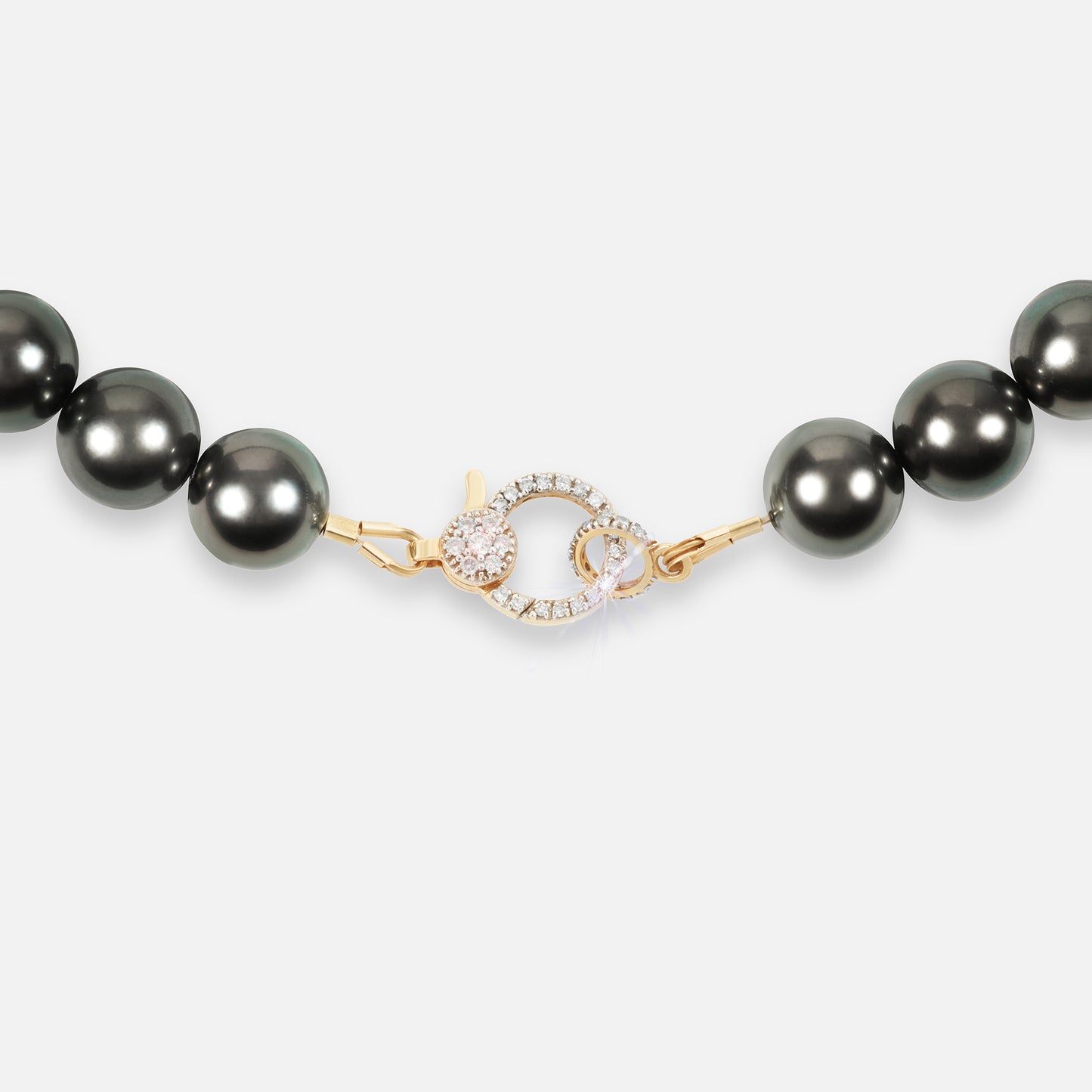 Lola_18K_Gold_Pearl_Necklace_Close_Up