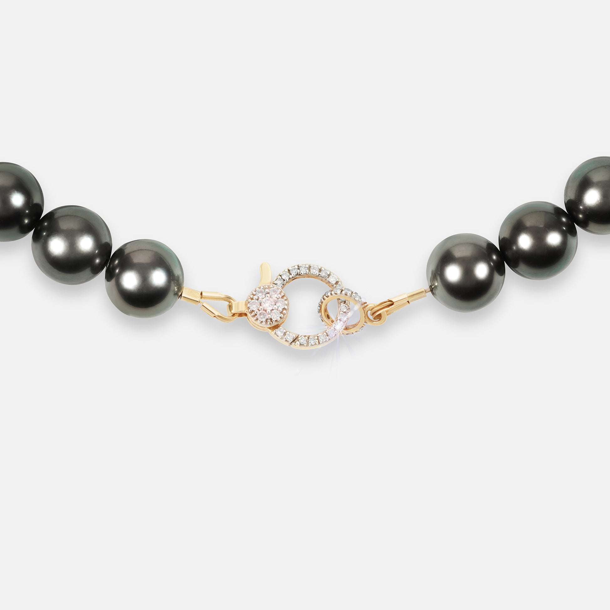 Lola_18K_Gold_Pearl_Necklace_Close_Up