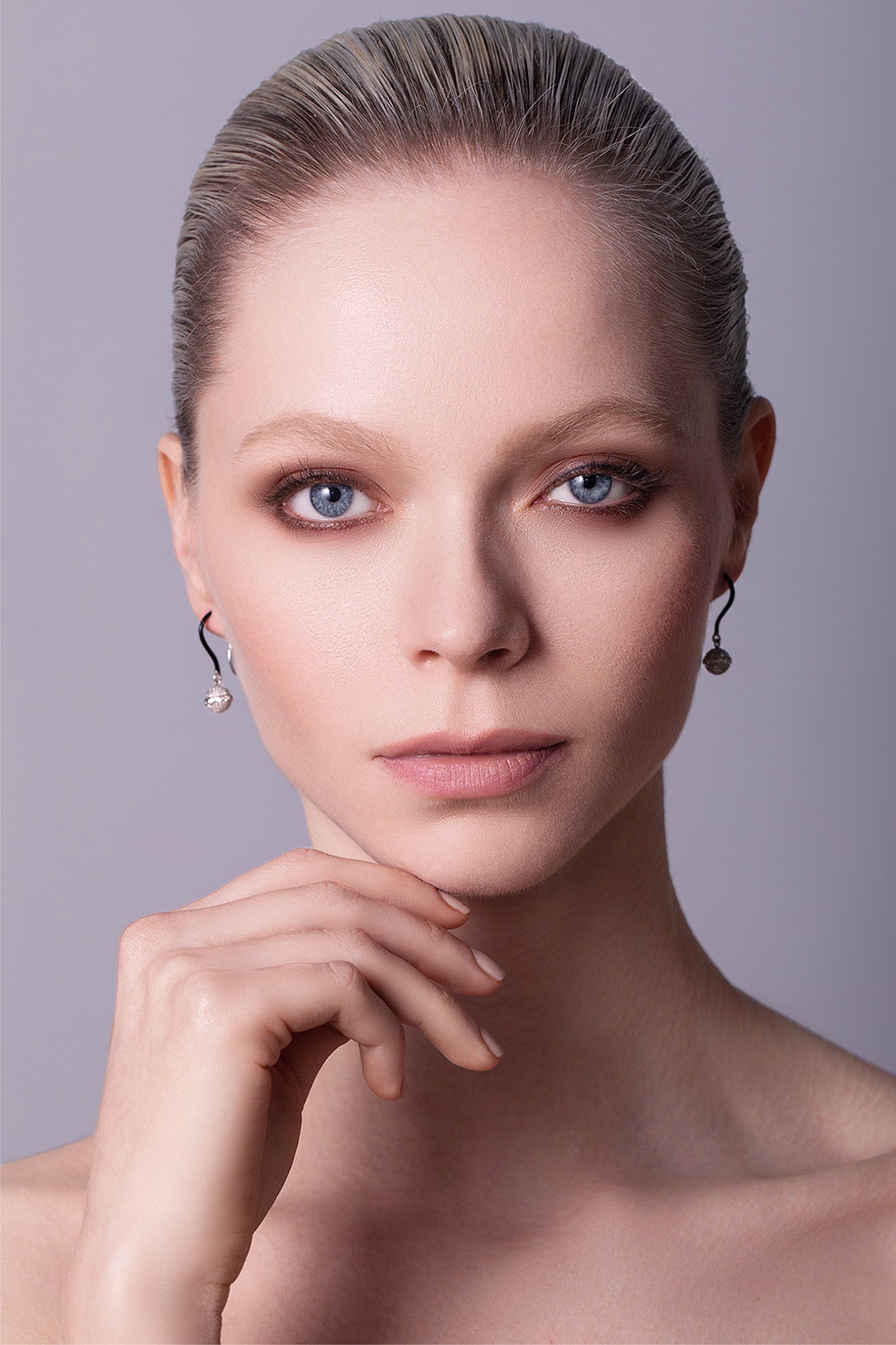 Model_2_Black_Joy_18K_Gold_Orb_Diamond_Earrings