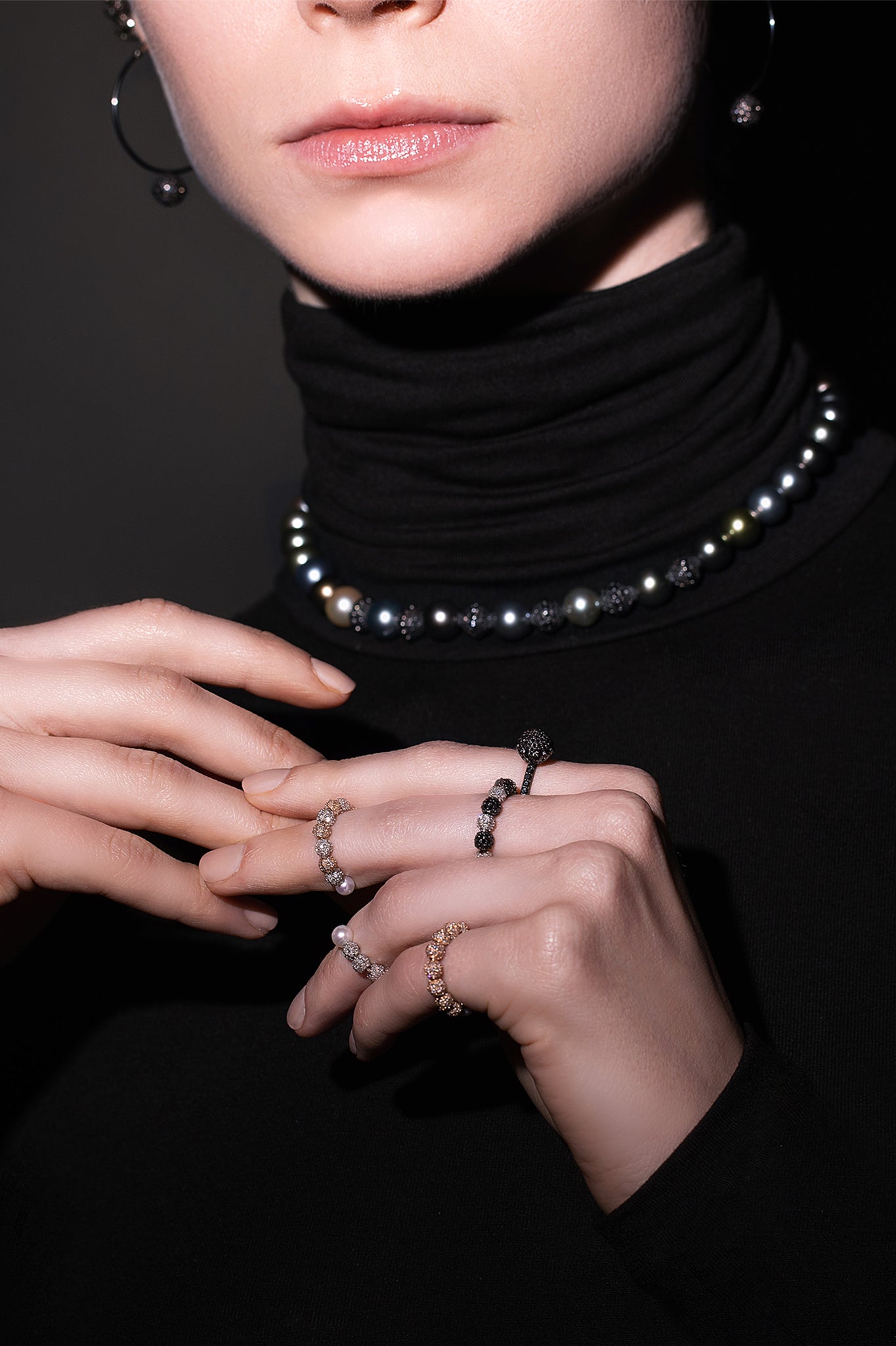 Model_2_Phantom_Love_Black_18K_Gold_Pearl_Necklace