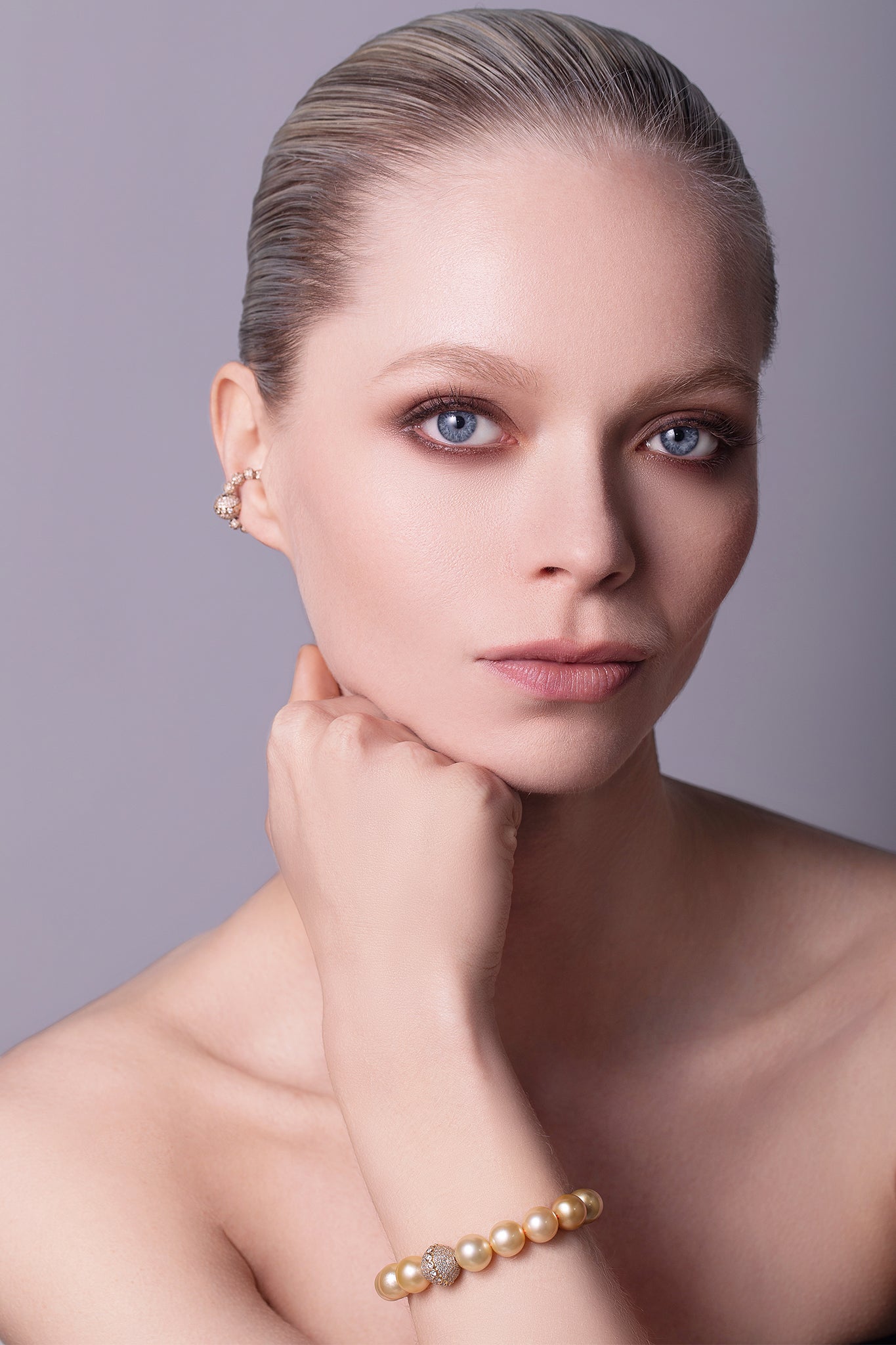 Model_2_Ray_18K_Gold_Pearl_Orb_Bracelet