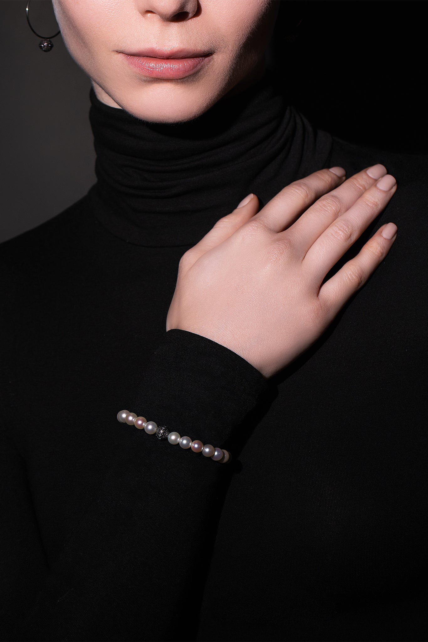 Model_2_White_Phantom_Black_18K_Gold_Pearl_Bracelet