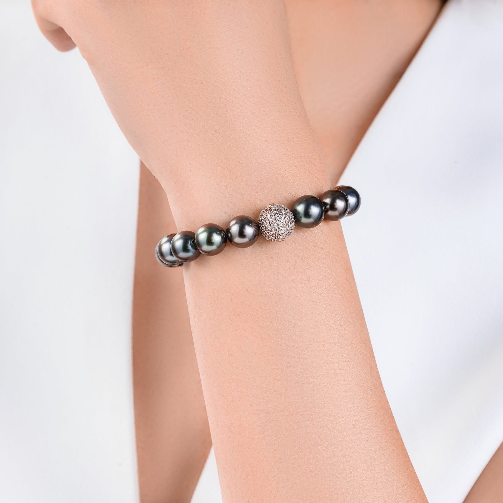 Model_Beyond_18K_Gold_Pearl_White_Orb_Bracelet