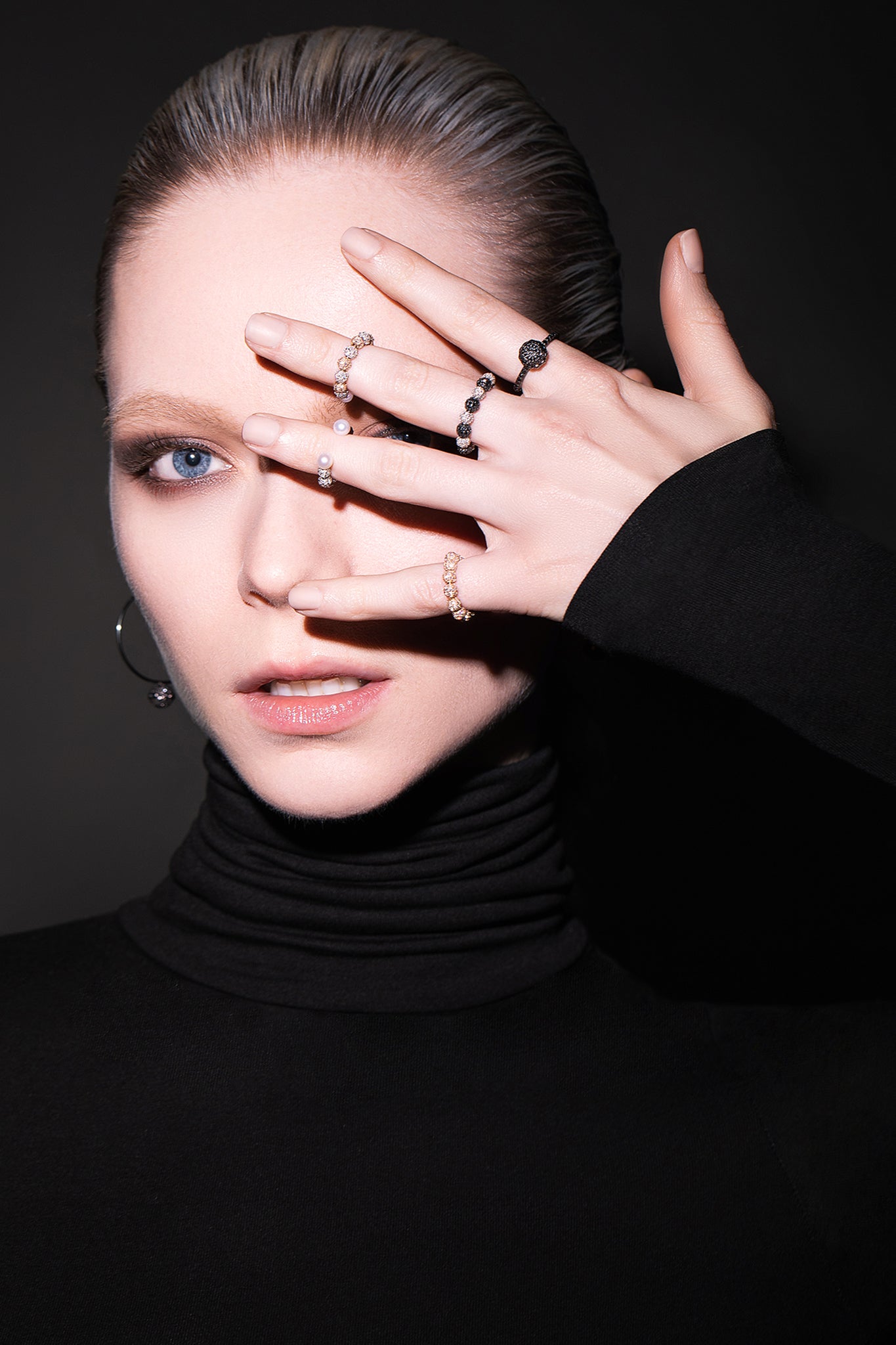 Model_Black_18K_Gold_Black_Diamond_Orb_Ring