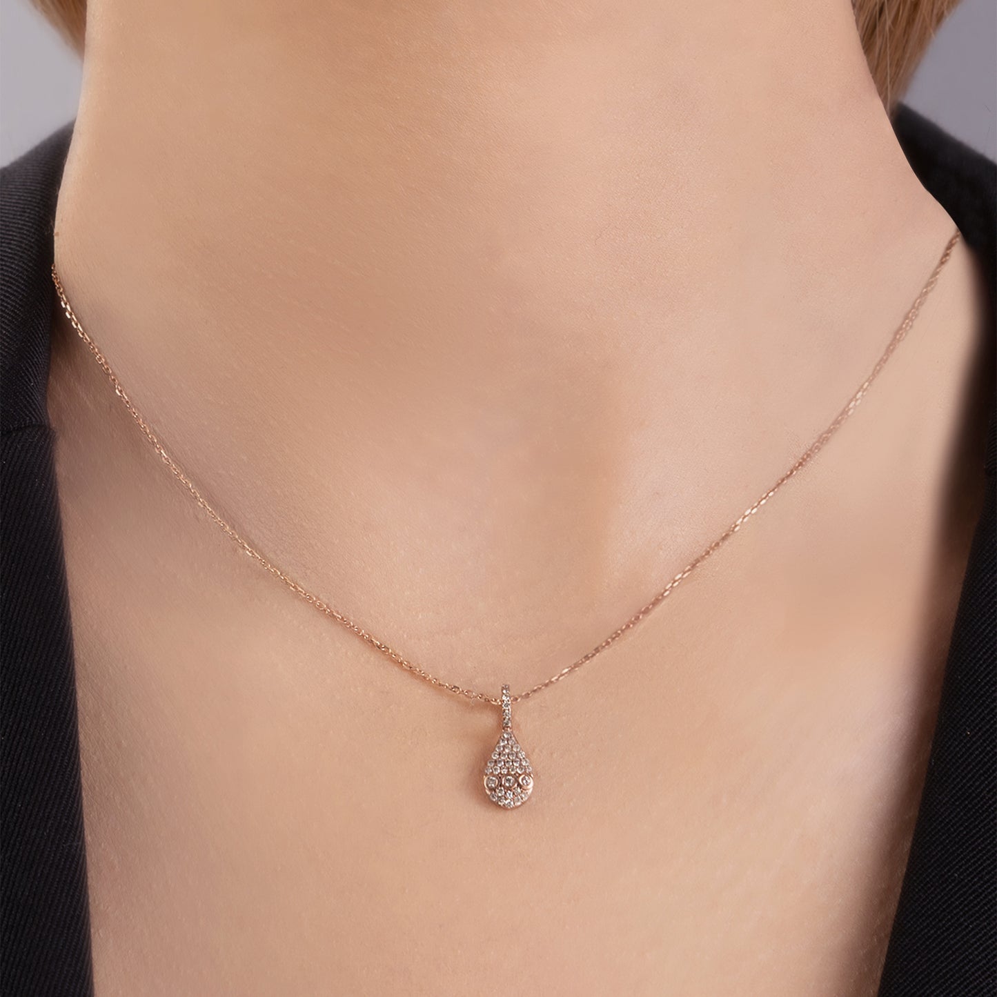 Model_Golden_Drop_18K_Rose_Gold_Diamond_Necklace