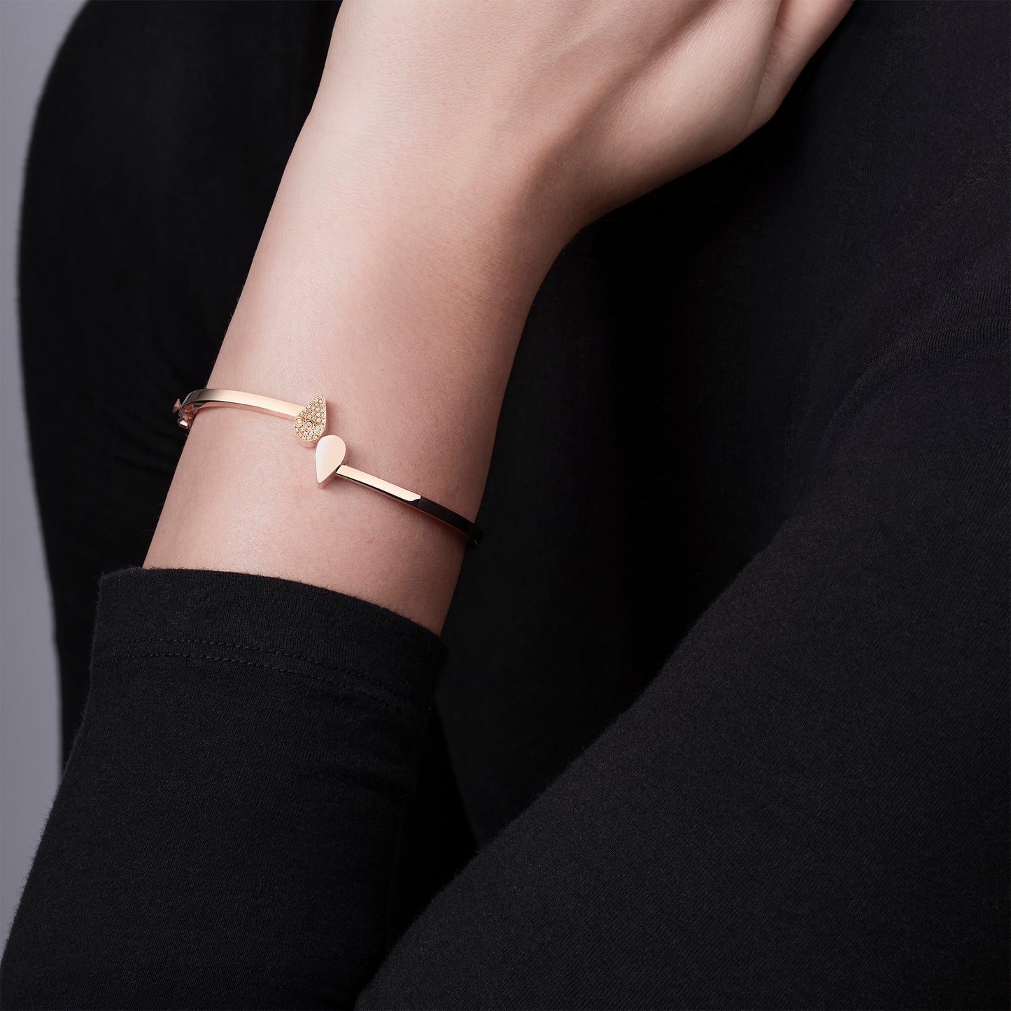Model_Golden_Drop_Bangle_18K_Rose_Gold_Diamond_Bracelet