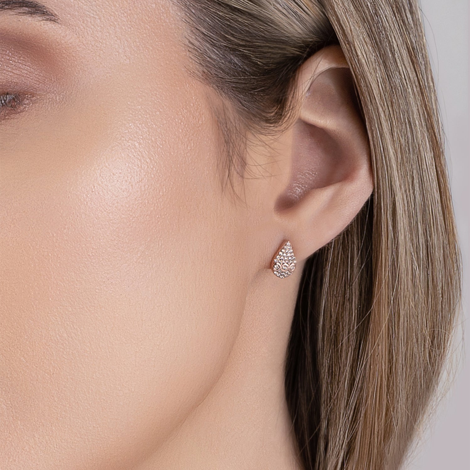 Model_Golden_Drop_Studs_18K_Rose_Gold_Diamond_Earring