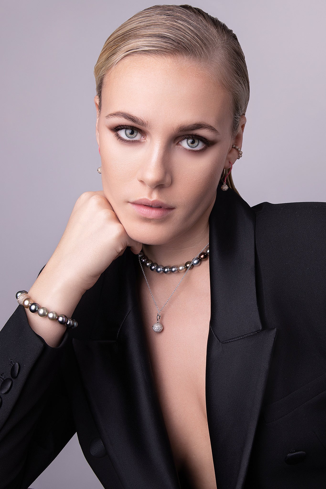 Model_Lola_18K_Gold_Pearl_Necklace