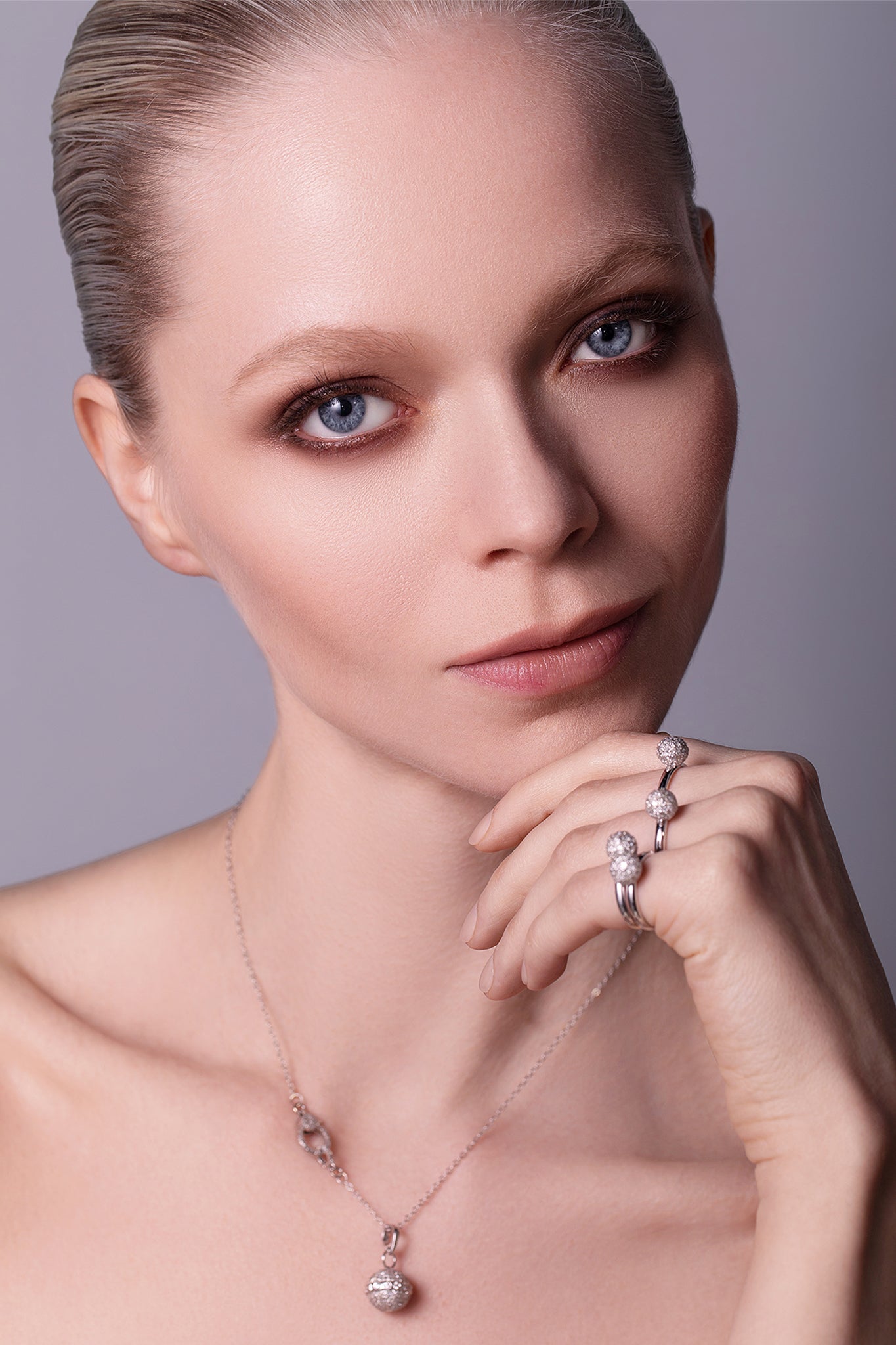 Model_Moon_18K_Gold_Orb_Diamond_Ring