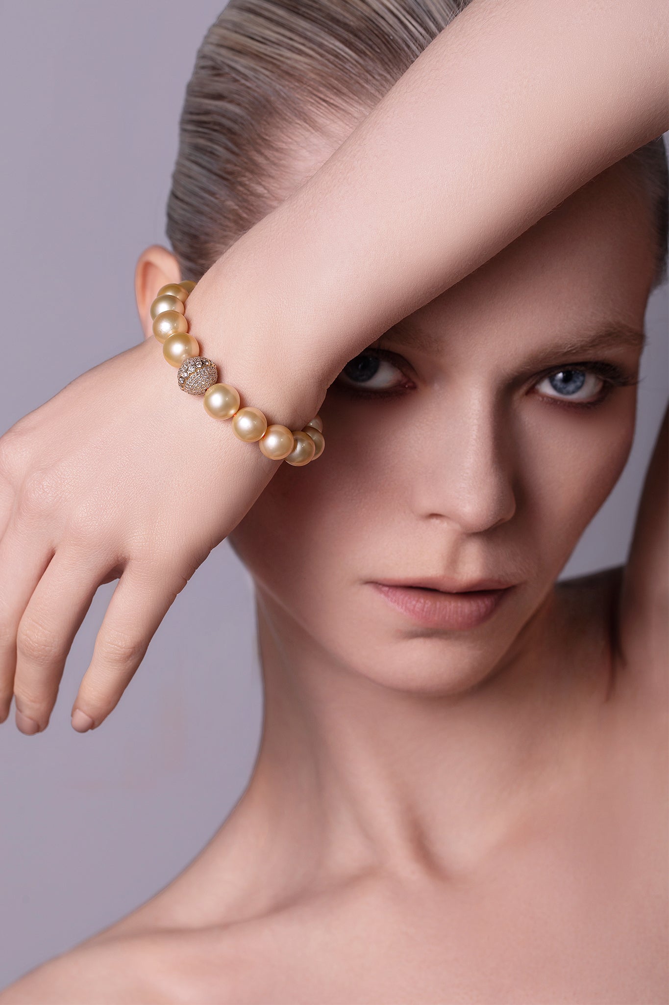 Model_Ray_18K_Gold_Pearl_Orb_Bracelet