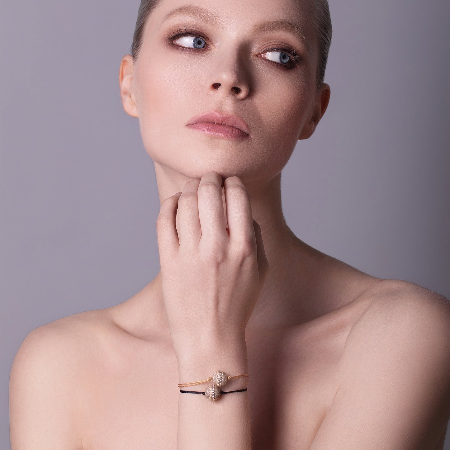 Model_Square_Classic_Infinity_18K_Gold_Orb_Diamond_Bracelet