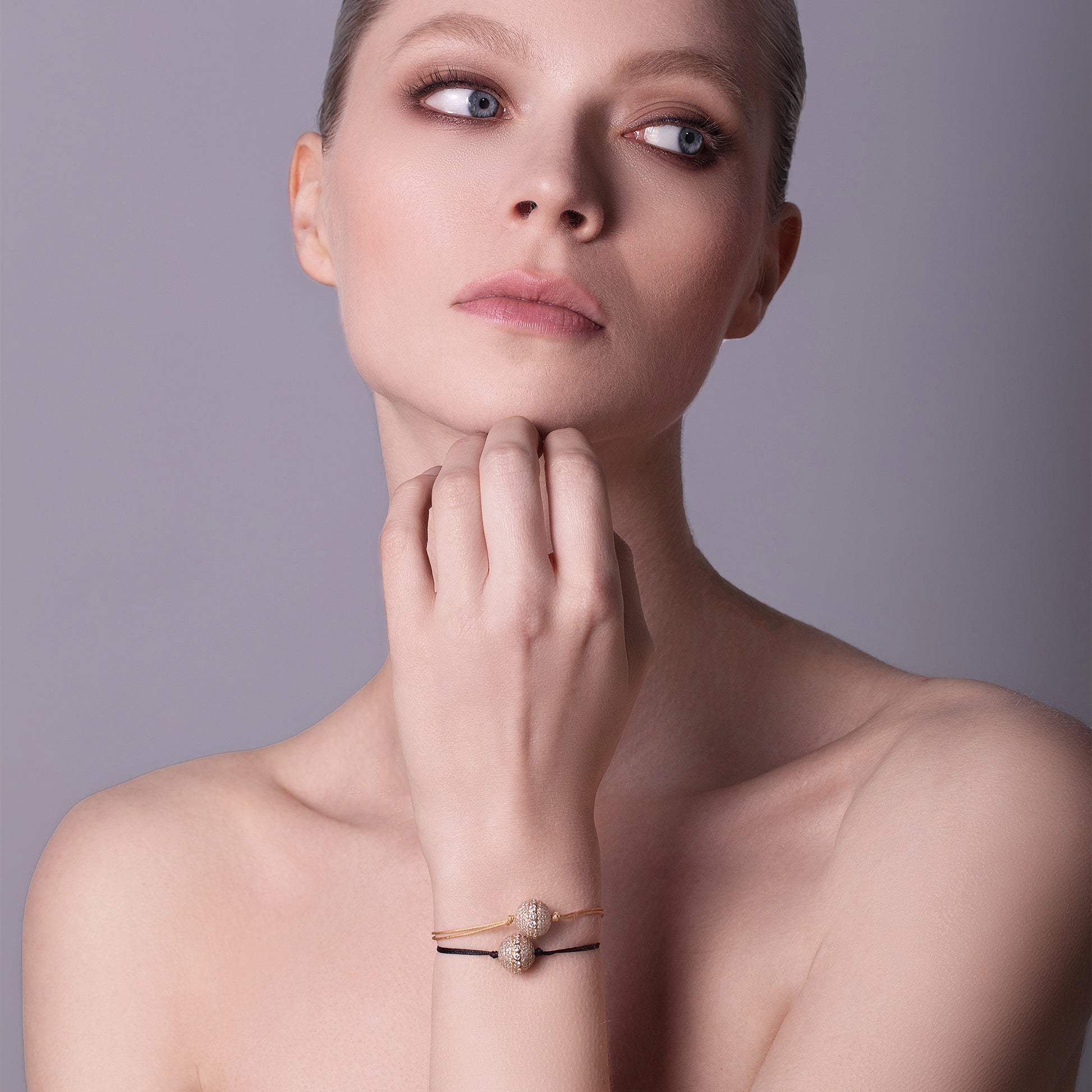 Model_Square_Classic_Infinity_18K_Gold_Orb_Diamond_Bracelet