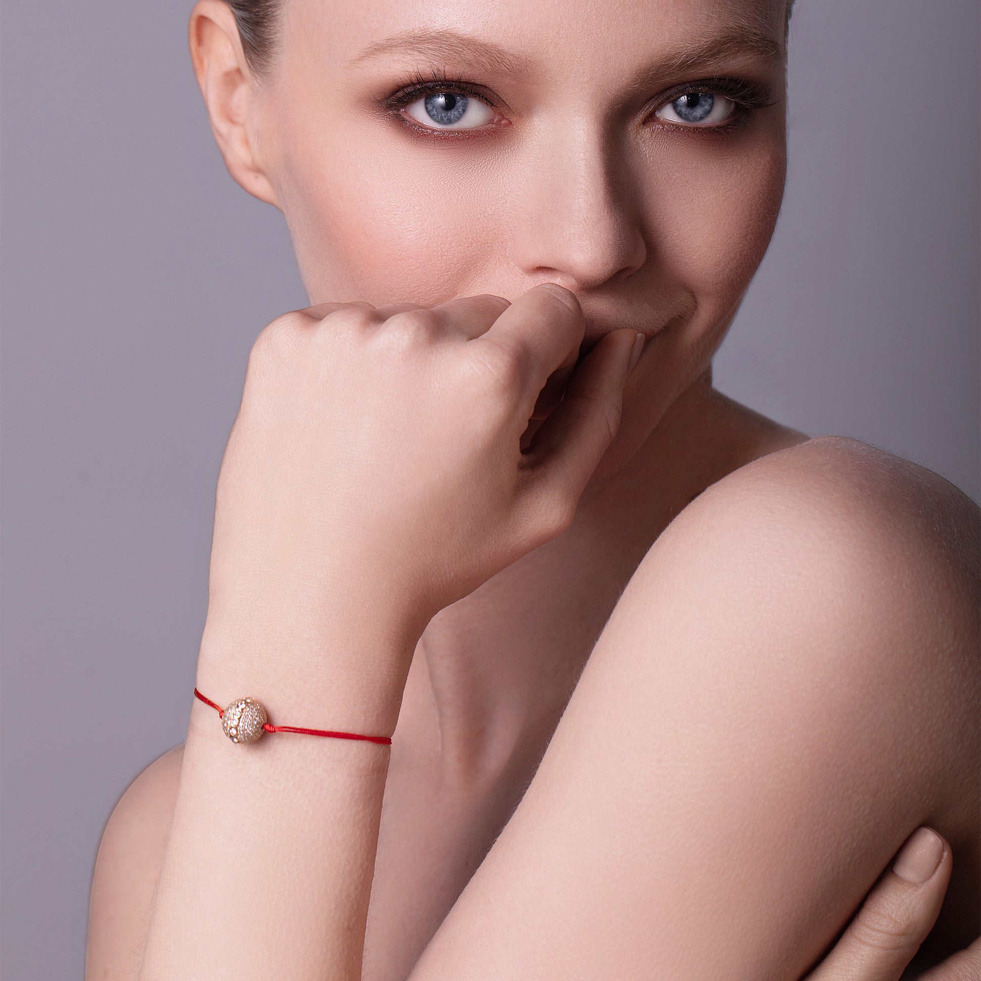 Model_Square_Cupid_Infinity_18K_Gold_Orb_Diamond_Bracelet