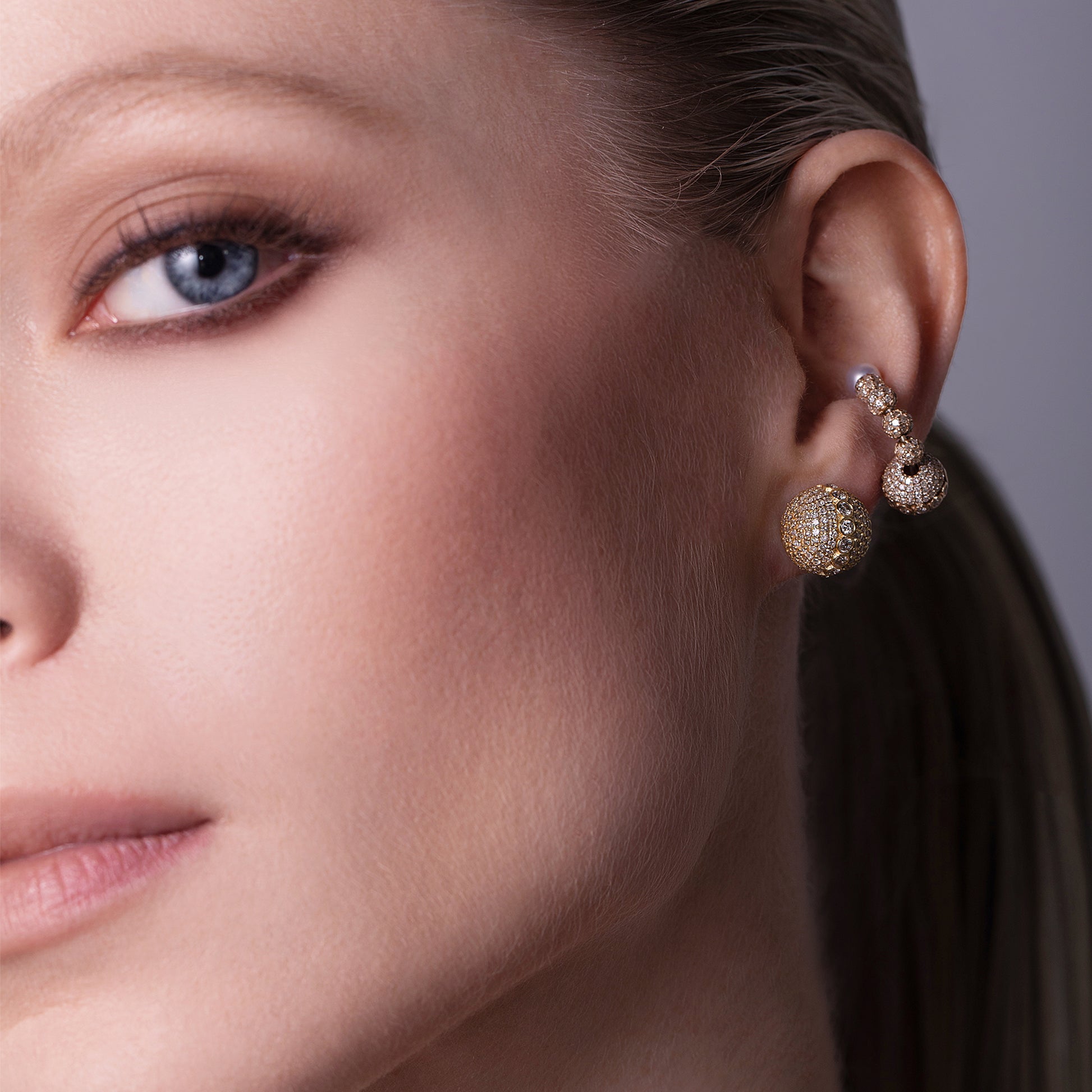 Model_Square_Devine_18K_Gold_Pearl_Diamond_Ear_Cuff