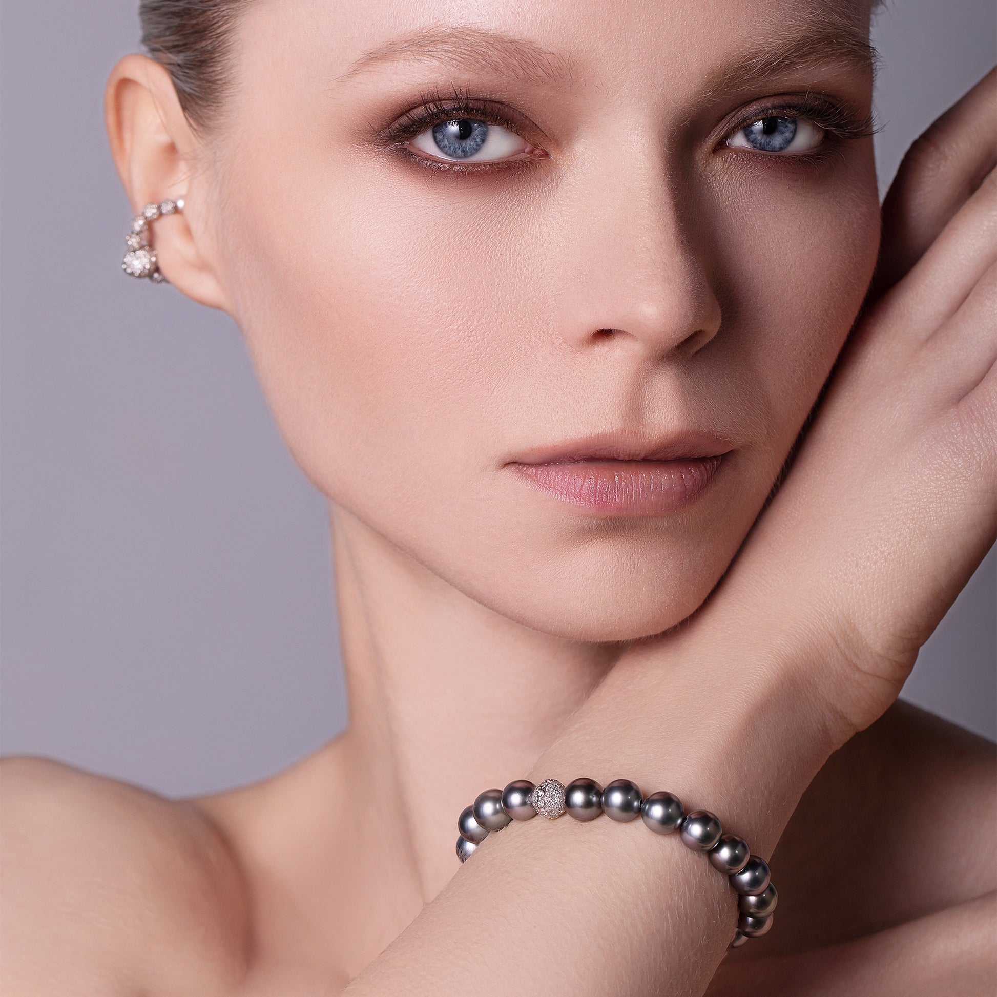 Model_Square_Dream_18K_Gold_Pearl_Orb_Bracelet