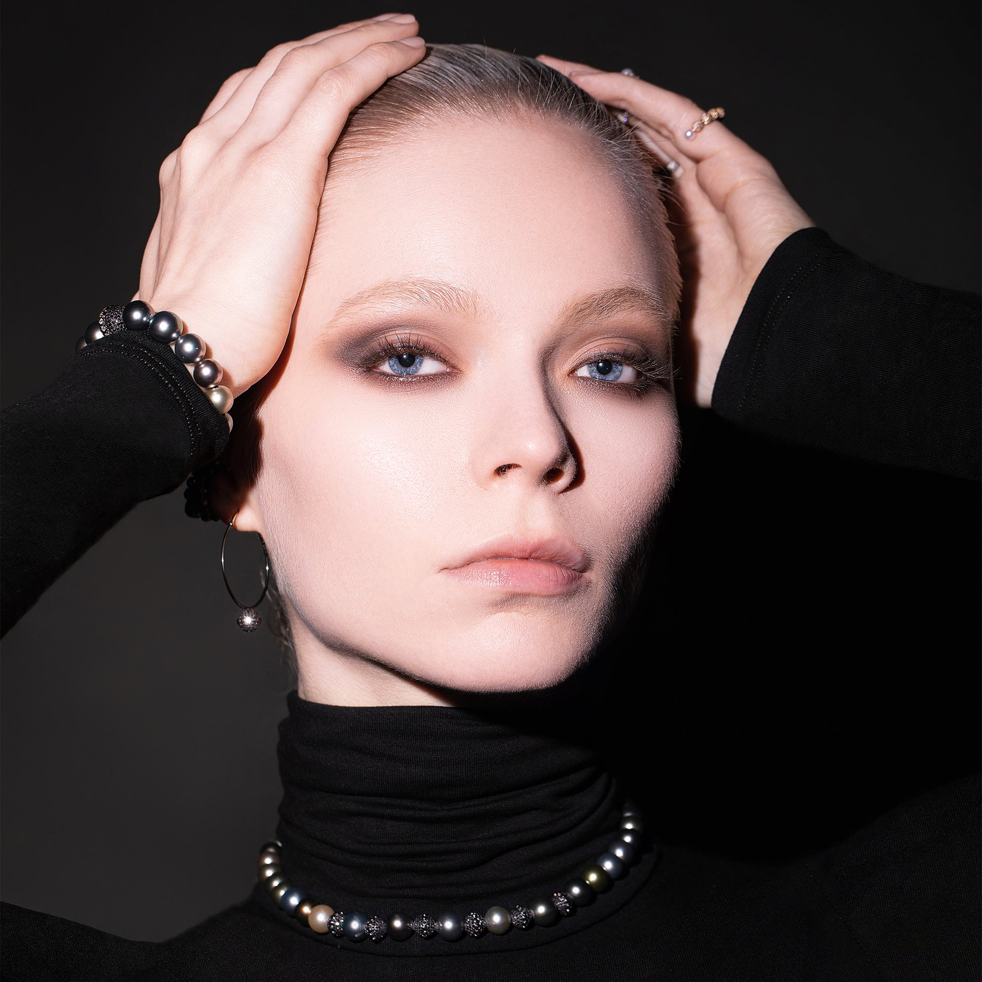 Model_Square_Phantom_Love_Black_18K_Gold_Pearl