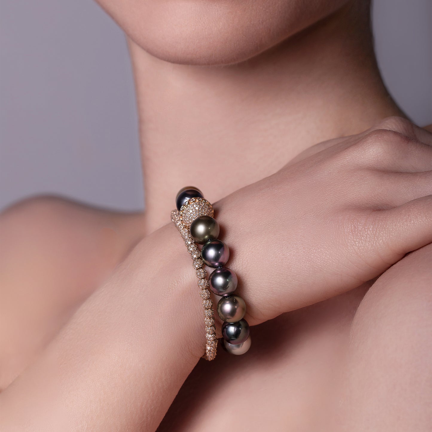 Model_Square_Spirit_18K_Gold_Pearl_Orb_Bracelet