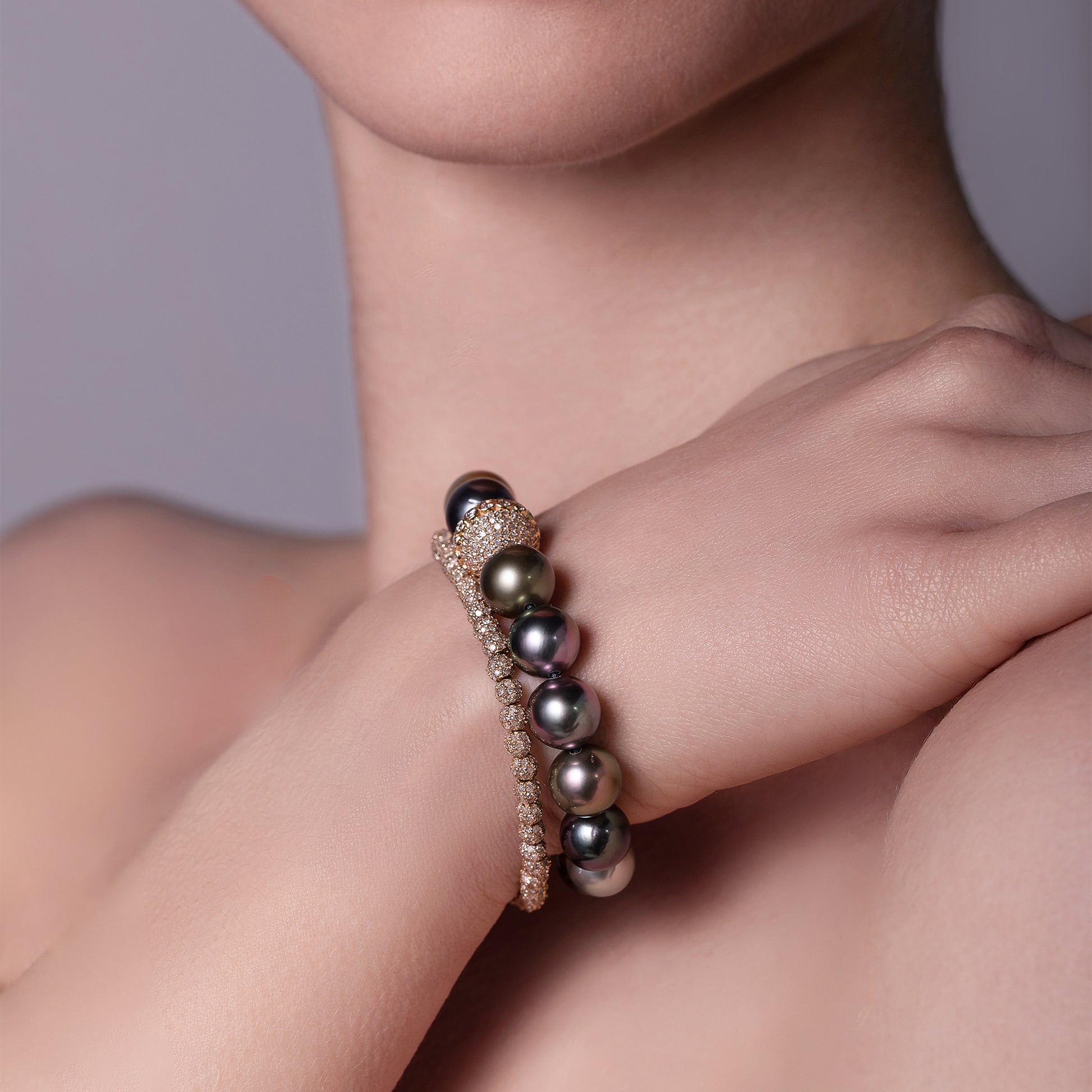 Model_Square_Spirit_18K_Gold_Pearl_Orb_Bracelet