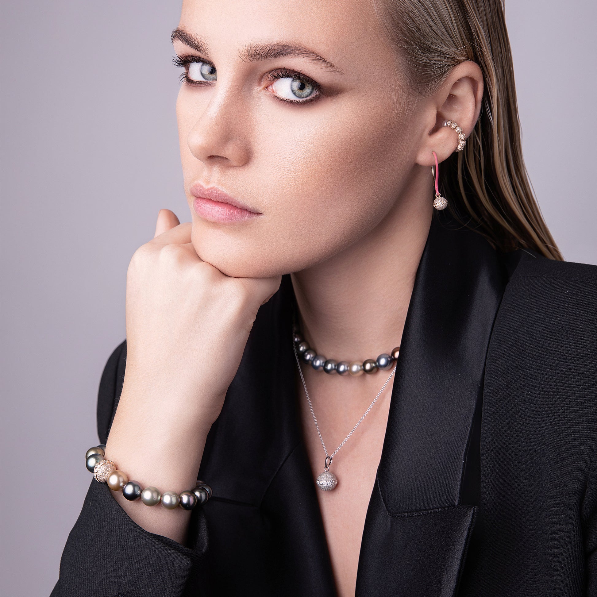 Model_Square_Sun_Eclipse_18K_Gold_Pearl_Diamond_Ear_Cuff