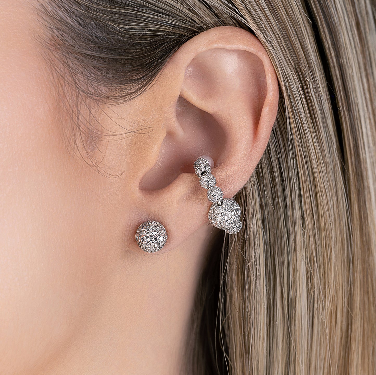 Model_Starlight_Studs_18K_Gold_Orb_Diamond_Earrings