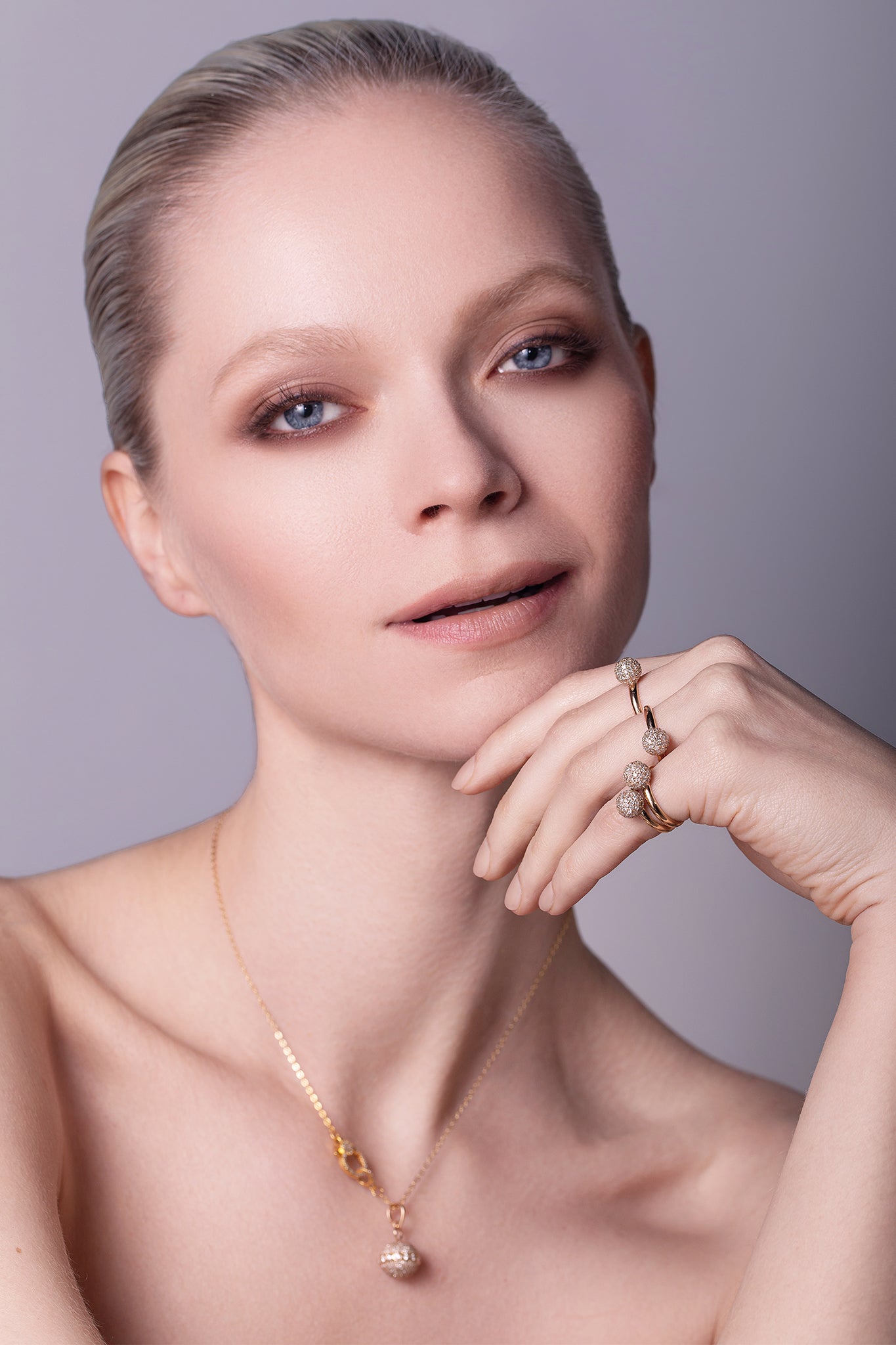 Model_Sun_Orb_18K_Gold_Diamond_Orb_Necklace