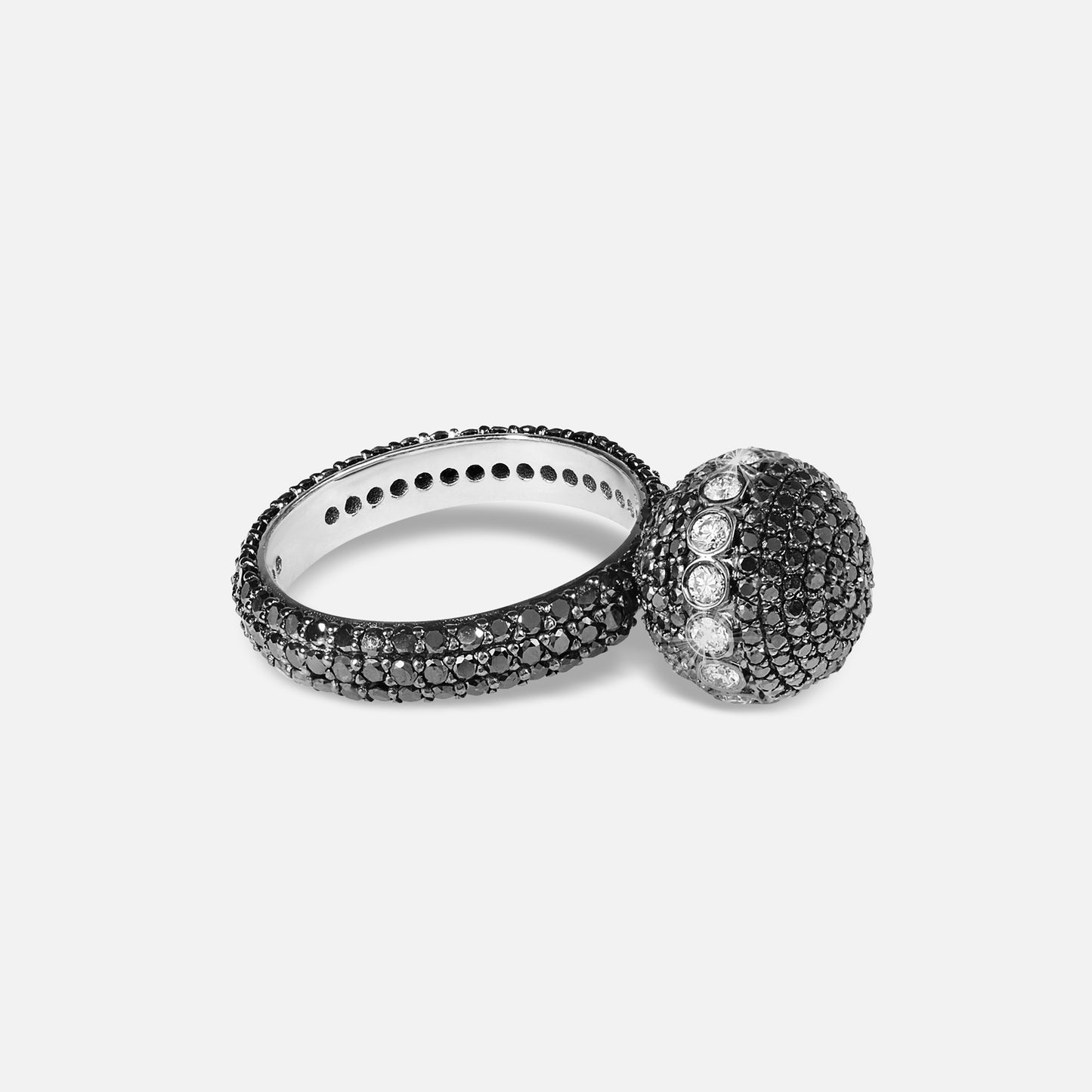 Phantom_Love_Black18K_Gold_Diamond_Ring_Closeup