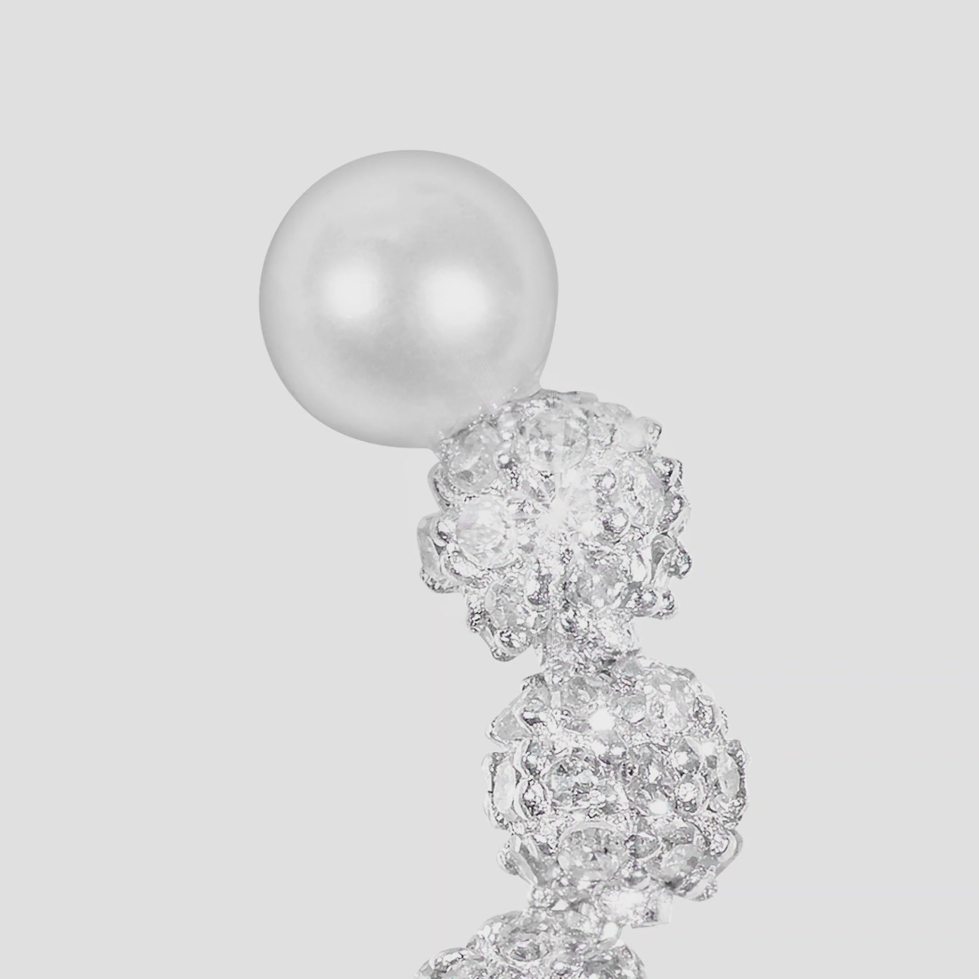 VIDEO_MOON_ECLIPSE_18K_GOLD_PEARL_DIAMOND_EAR_CUFF