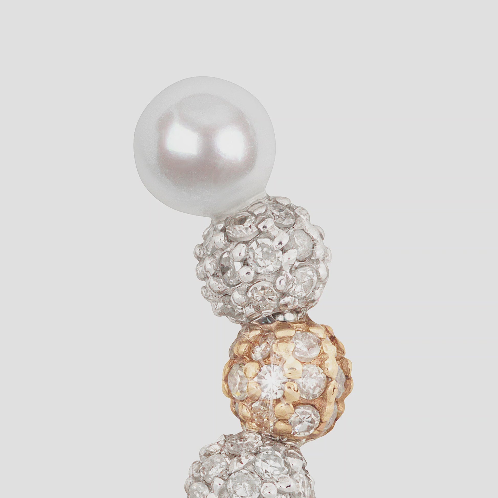 VIDEO_TIDES_18K_GOLD_DIAMOND_PEARL_EAR_CUFF