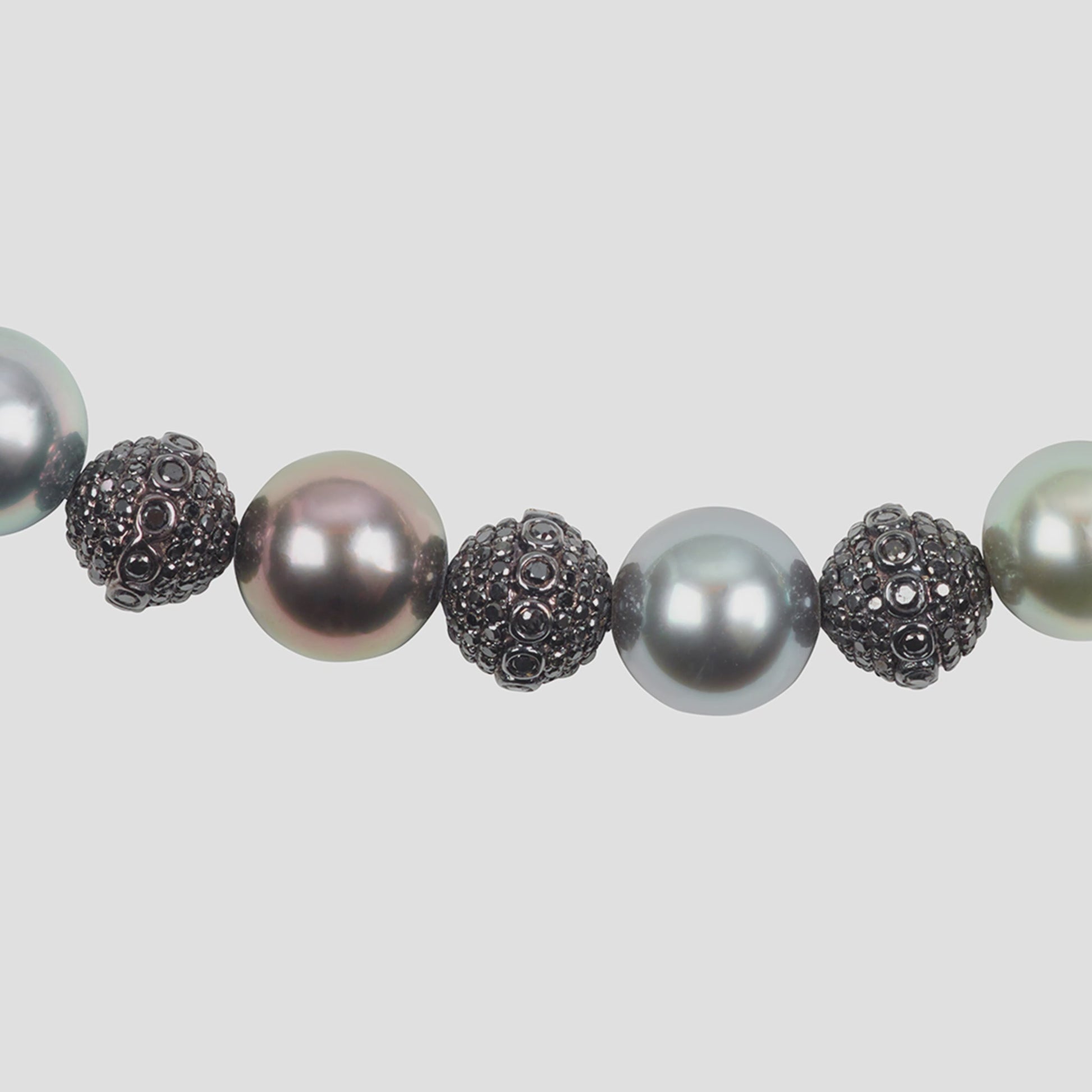 Video_Phantom_Love_Black_18K_Gold_Pearl_Necklace