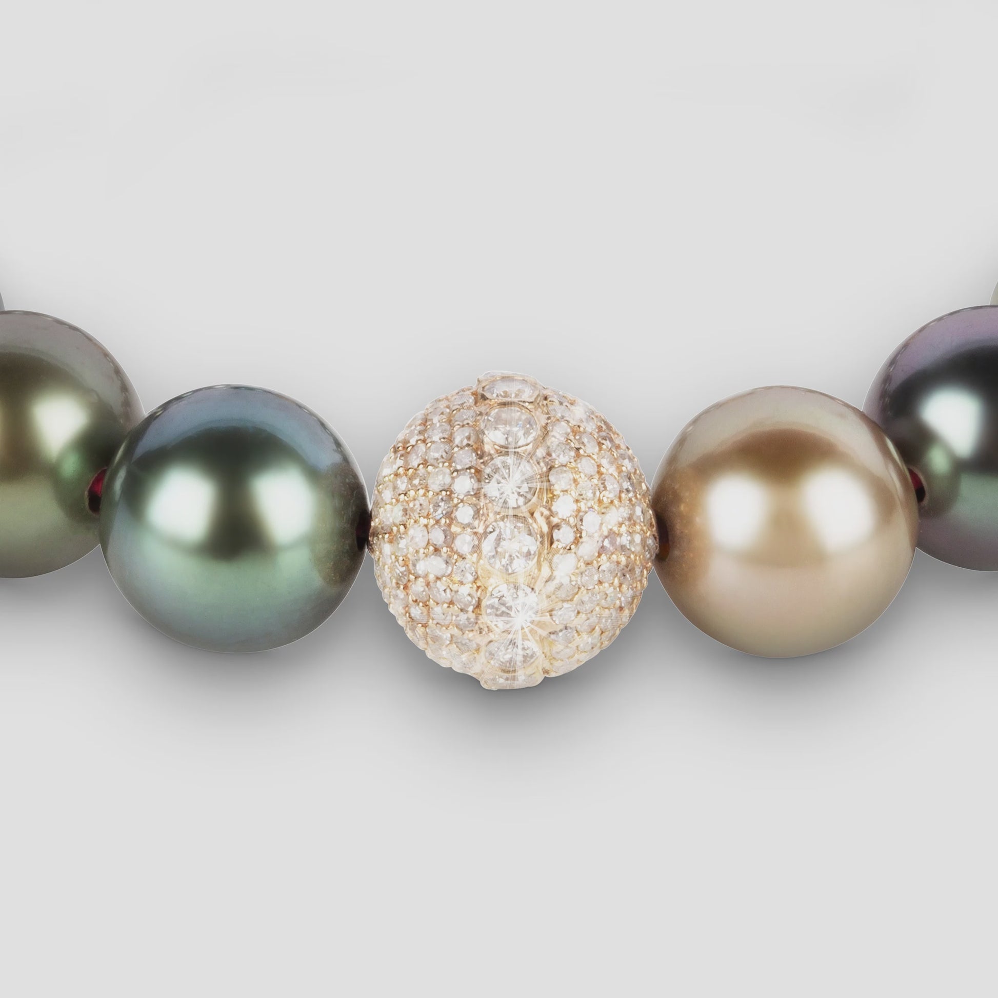 VIDEO_SPIRIT_18K_GOLD_PEARL_ORB_BRACELET