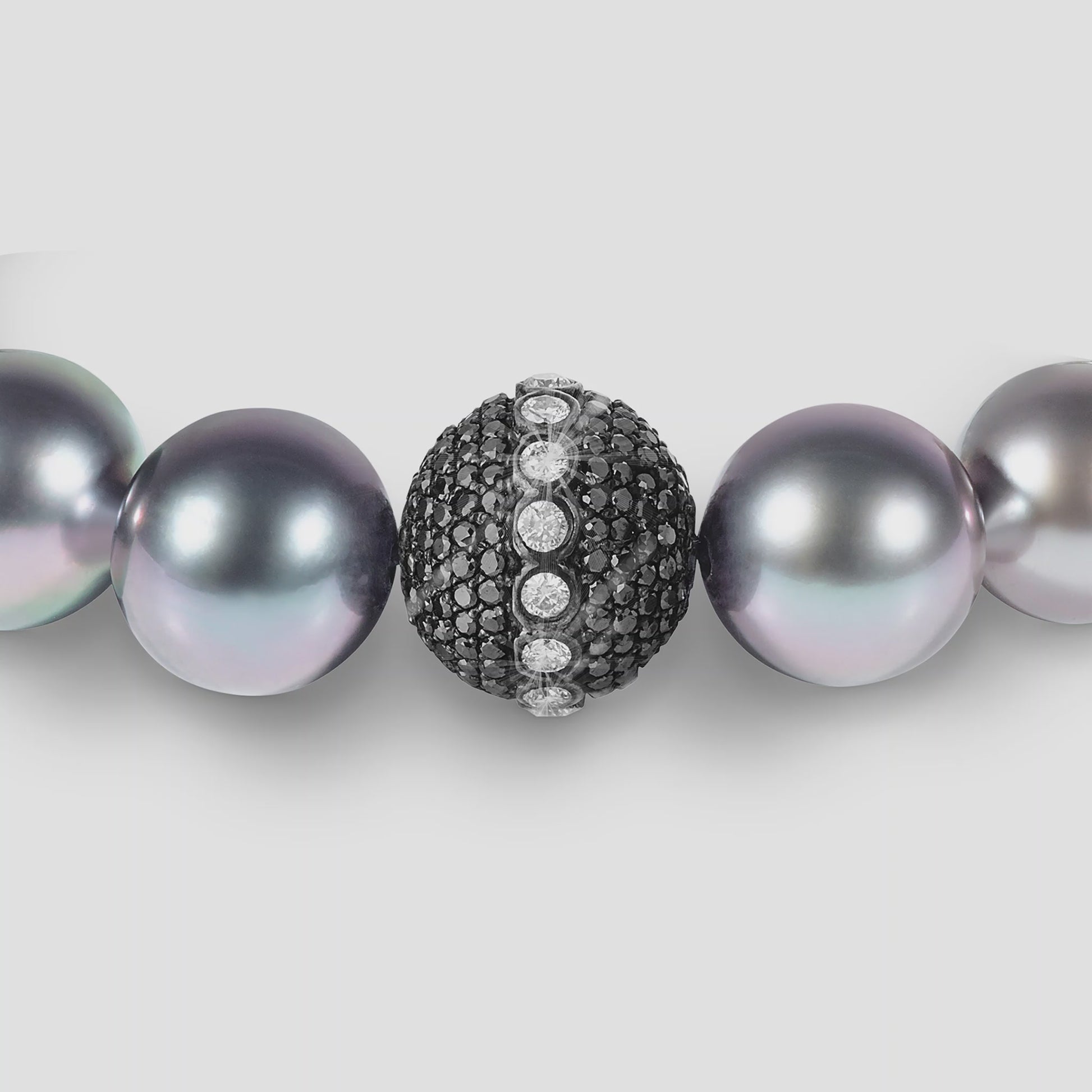 Video_Phantom_Love_Black18K_Gold_Pearl_Bracelet