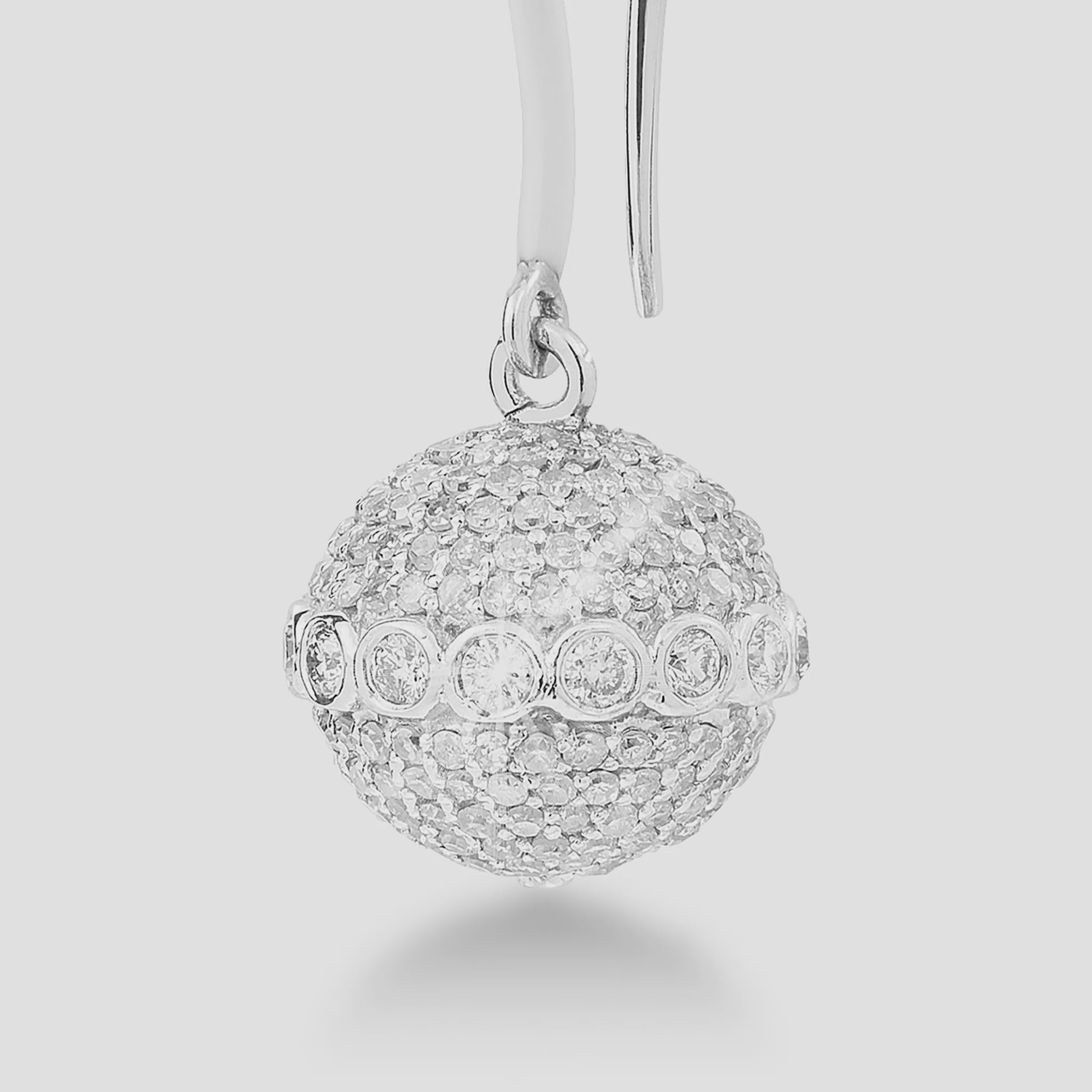 VIDEO_WHITE_ENTICE_18K_GOLD_ORB_DIAMOND_EARRINGS