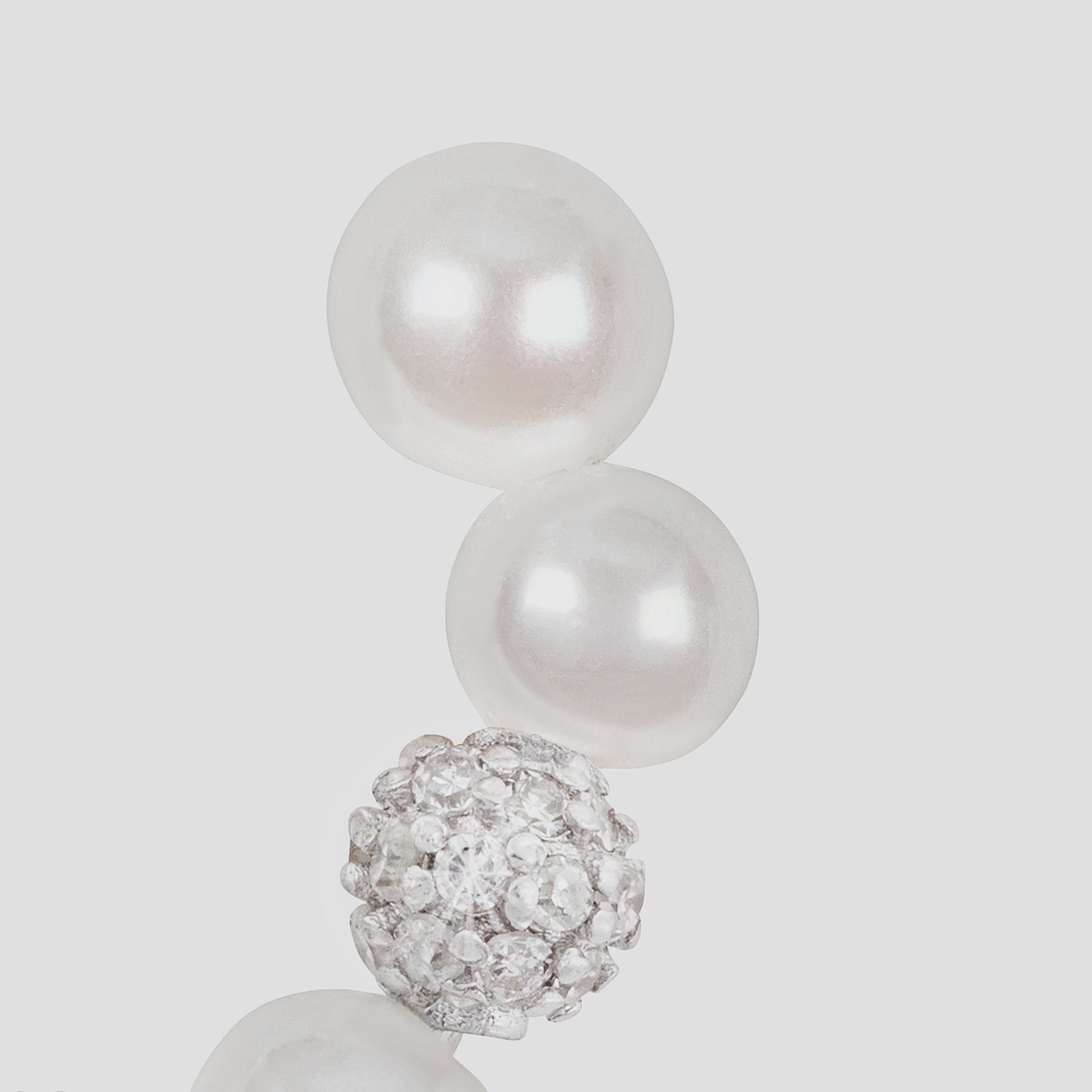 VIDEO_LIBERTY_18K_GOLD_DIAMOND_PEARL_EAR_CUFF