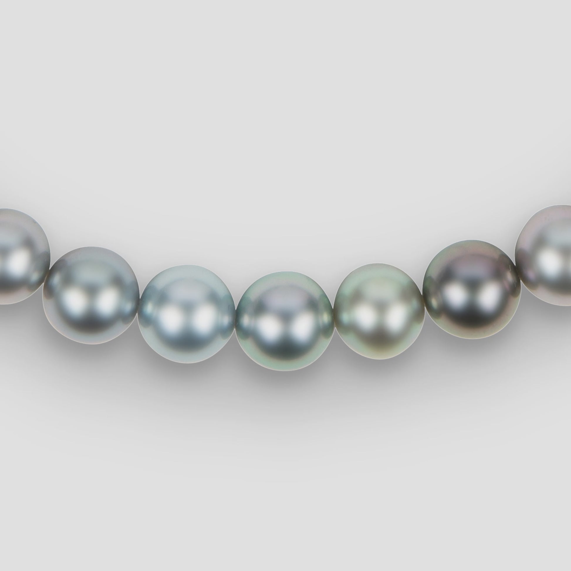 VIDEO_LOLA_18K_GOLD_PEARL_NECKLACE
