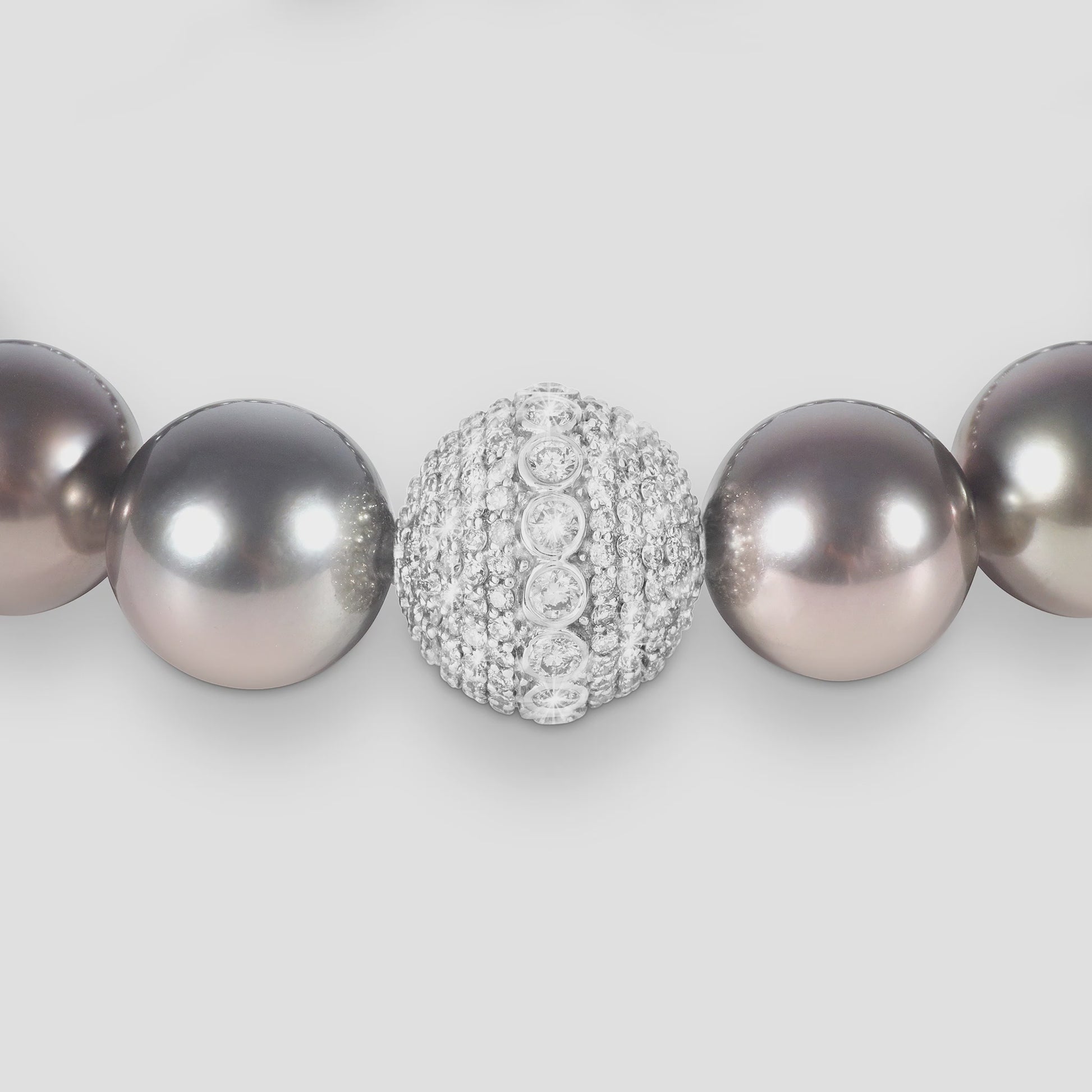 VIDEO_BEYOND_18K_GOLD_PEARL_WHITE_ORB_BRACELET