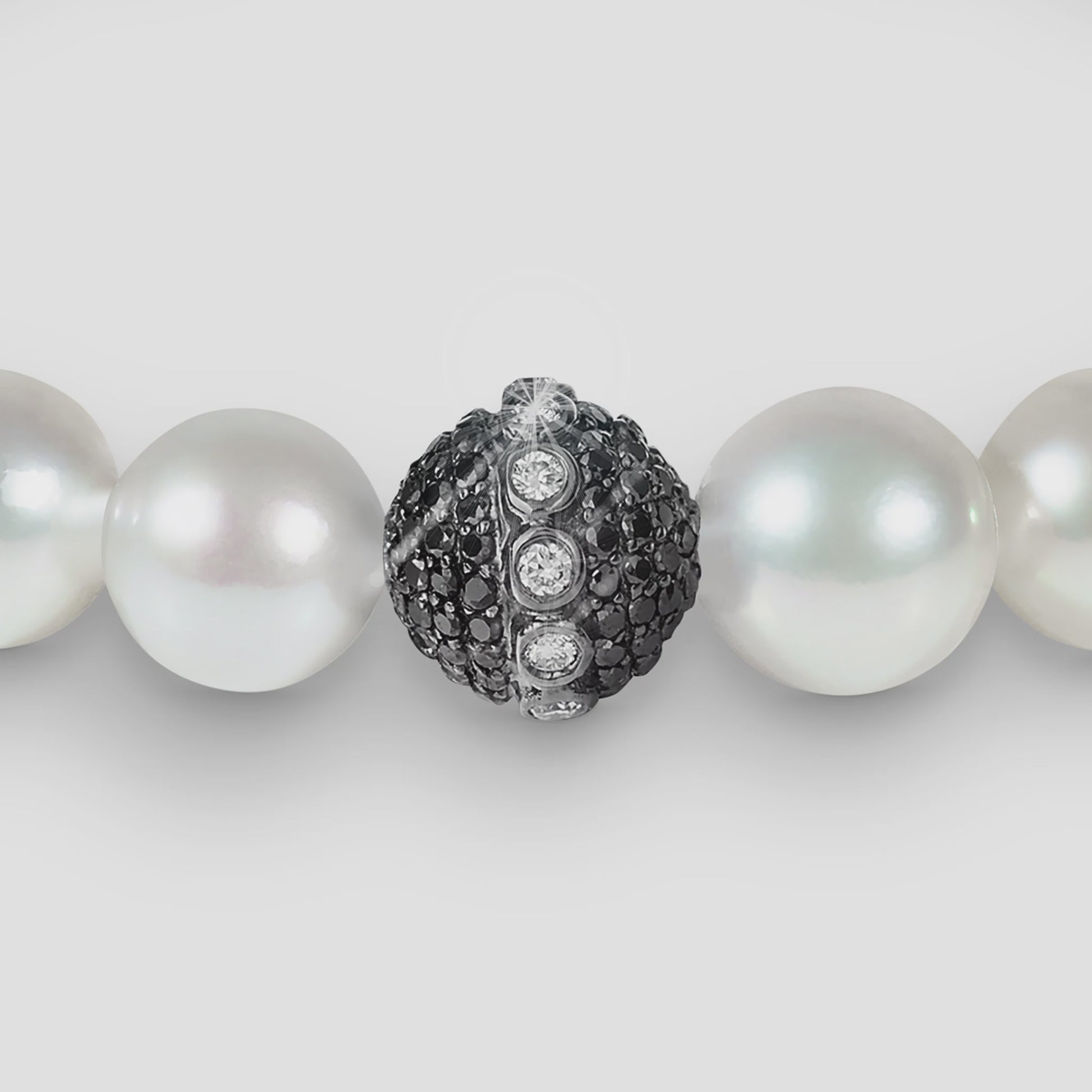 Video_White_Phantom_Black_18K_Gold_Pearl_Bracelet