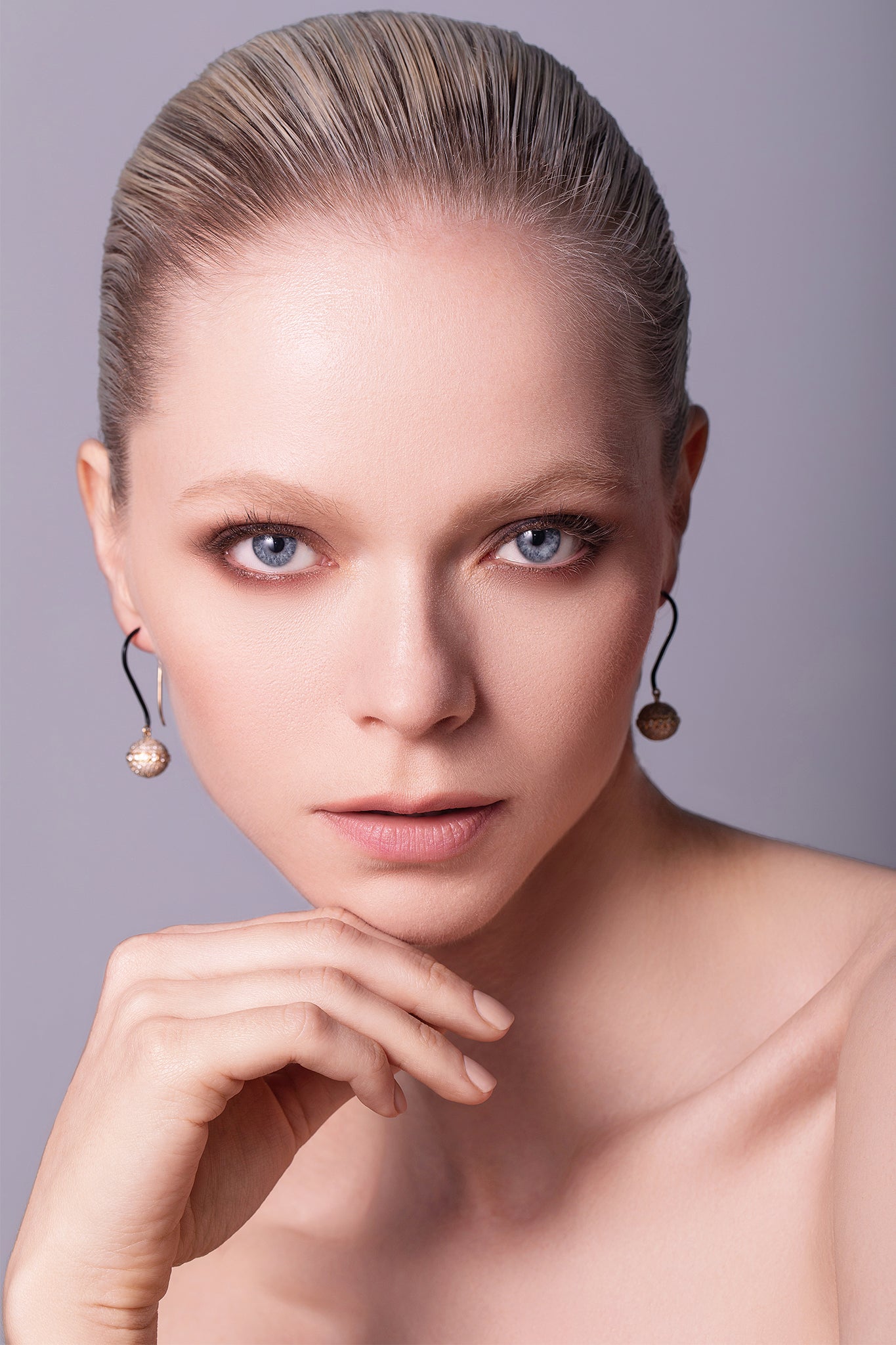 Model_Black_Entice_18K_Gold_Orb_Diamond_Earrings